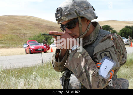 Arizona Esercito Nazionale Guardsman Spc. Stephen Munoz spara un azimuth con la sua bussola può 16 durante la navigazione terrestre del 2017 la Guardia Nazionale Ufficio di Presidenza Regione 7 guerriero migliore concorrenza a Camp San Luis Obispo San Luis Obispo, California. (U.S. Esercito nazionale Guard foto/Staff Sgt. Eddie Siguenza.) Foto Stock