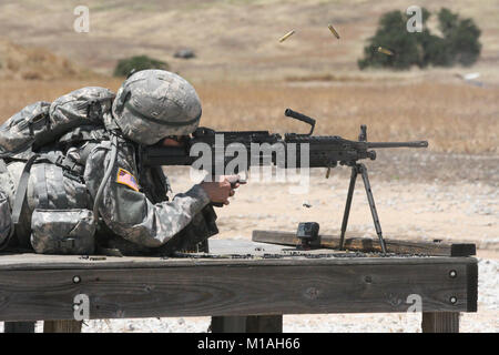 Guam Esercito Nazionale Guardsman Spc. Nicole D. Cruz incendi una squadra M-249 arma automatica (SAW) durante il 2017 la Guardia Nazionale Ufficio di Presidenza Regione VII guerriero migliore concorrenza 17 Maggio a San Luis Obispo, California. (U.S. Esercito nazionale Guard foto/Staff Sgt. Eddie Siguenza.) Foto Stock