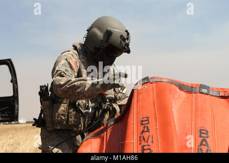 Il personale Sgt. Ge Xiong, capo equipaggio a bordo di una UH-60 Black Hawk dal teatro 1106th Aviation supporto gruppo di Manutenzione (TASMG), California Army National Guard, controlli un 2,600-gallone Bambi Bucket prima di un mese di luglio 13 Garza Fire missione al Coalinga Municipal Airport, Fresno County, California. (Esercito Guardia Nazionale foto/Staff Sgt. Eddie Siguenza.) Foto Stock