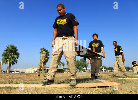 I cadetti di ottavo grado del California Cadet Corps partecipano alla Xtreme Team Challenge alla Joint Forces Training base Los Alamitos il 28 ottobre 2017. I cadetti hanno completato un ostacolo trasportato con i rifiuti, tra cui le travi di bilanciamento, l'arrampicata su torri, il trasporto in testa e la bassa velocità per sviluppare il lavoro di squadra e la resistenza fisica. Foto Stock