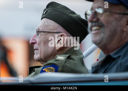 1Lt. Donald B. Prell, una battaglia di Bulge superstite che è stato ferito e tenuto come un prigioniero di guerra durante la II Guerra Mondiale, passeggiate nella ventunesima edizione del Palm Springs veterani parata del giorno, nov. 11, 2017, in Palm Springs, California. Prell era con la 106ª Divisione di fanteria durante la II Guerra Mondiale, e poi servito con il quarantesimo divisione di fanteria della protezione nazionale della California. (Air National Guard foto di Senior Airman Crystal Housman) Foto Stock