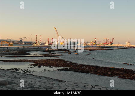 4 Novembre 2015 , Soma, Fukushima, Giappone, normale e macerie pavimentazione distrutti dalla catastrofe dello tsunami sulla spiaggia Matsukawaura, Soma, Fukushima, Giappone. Soma città tiene sulla pulizia e la ricostruzione della spiaggia e del suo stabilimento finalizzate alla riapertura del punto turistico dal 2018. Foto Stock