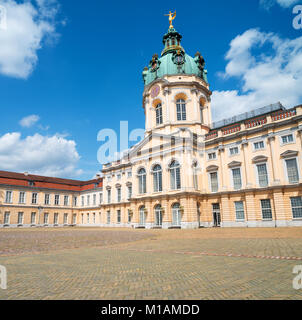 Papace Charlottenburg di Berlino su una luminosa giornata di sole, vista frontale, focus sulla cupola Foto Stock
