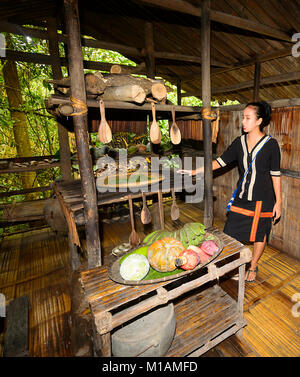 Una giovane donna guida per spiegare una cucina display in mari Mari Villaggio Culturale, Kota Kinabalu, Sabah Borneo, Malaysia Foto Stock