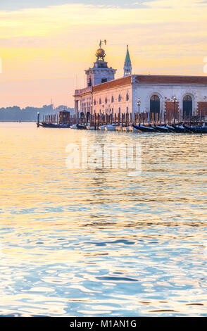 Punta della Dogane della Dogana da mar, ex casa doganale a Venezia, Italia su un glorioso sunrise Foto Stock