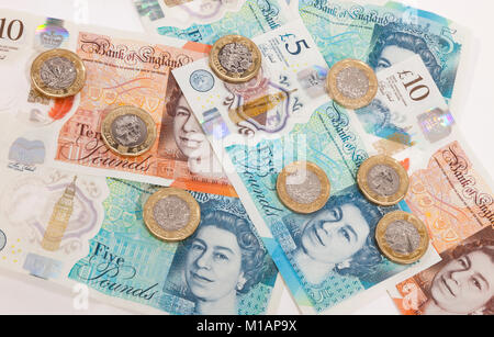 Cambio della Gran Bretagna, 10 e 5 pound note e 1 libbra di monete Foto Stock