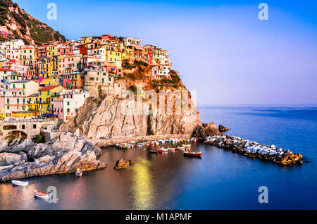 Manarola, Cinque Terre, Italia. Splendida vista notturna di Manarola piccolo villaggio di pescatori in Liguria, Mare Mediterraneo. Foto Stock