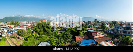 Vista panoramica di Pokhara in Nepal. Il Machapuchare e la catena Hannapurna in background. Foto Stock