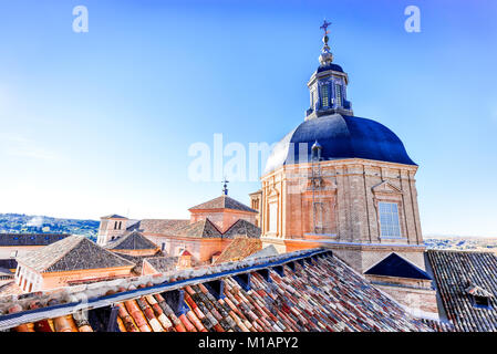 Toledo, Spagna. Vista dalla torre della chiesa dei Gesuiti, dedicata a San Ildefonso costruito nel XVII secolo. Foto Stock