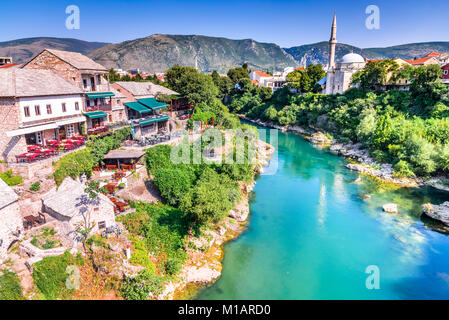 Mostar, in Bosnia ed Erzegovina. Sole di mattina sul fiume Nerteva e la vecchia città di Mostar, con moschea ottomana Foto Stock