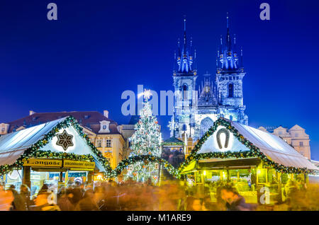 Praga, Repubblica Ceca - 18 dicembre 2016: Mercatino di Natale di Stare Mesto piazza vecchia, la chiesa di Santa Maria di Týn, Boemia. Foto Stock