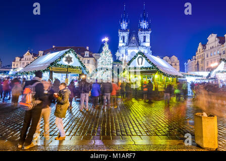 Praga, Repubblica Ceca - 18 dicembre 2016: Mercatino di Natale di Stare Mesto piazza vecchia, la chiesa di Santa Maria di Týn, Boemia. Foto Stock