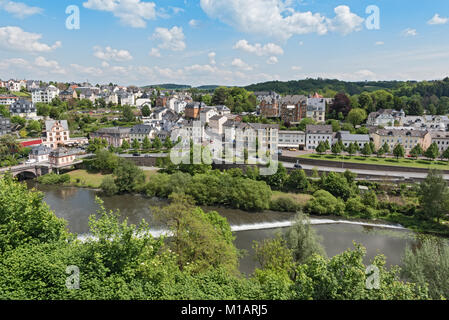 Vista dal castello di Weilburg al fiume Lahn e città, Weilburg, Hesse, Germania Foto Stock