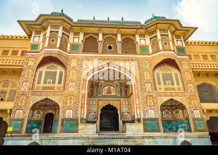 Forte Amer Jaipur Rajasthan entrata principale gateway con intricati artwork e struttura in pilastri. Forte Amber è un sito Patrimonio Mondiale dell'UNESCO. Foto Stock