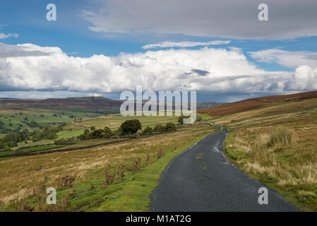 Strada remota oltre i mori sopra Swaledale nel North Yorkshire, Inghilterra. Foto Stock