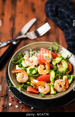 Freschi e deliziosi con insalata di gamberetti, pompelmo, avocado, cetriolo e erbe aromatiche Foto Stock