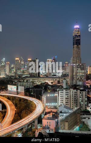 BANGKOK, Tailandia - 26 gennaio 2018: il traffico sostenuto fino a Bangkok Ratchathewi del distretto. Foto Stock