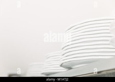 Close-up shot di pile di posate pulite al ristorante sul ripiano Foto Stock