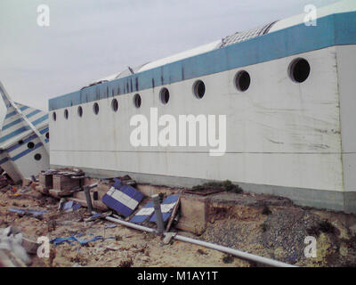 2 marzo 2012, Soma, Fukushima, Giappone. Quasi 1 anno dopo il Tohoku Earthquake-Tsunami disastro in Giappone. Il bagno pubblico in spiaggia Matsukawaura sinistra danneggiata dopo lo Tsunami come pure arrugginita Swing. Il quartiere residenziale di La spiaggia era danneggiato tuttavia adesso nel 2018 il frangiflutti è stato costruito lì. Foto Stock