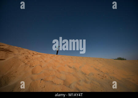 Godendo il cielo di notte nel deserto di Thar, Rajasthan, India Foto Stock