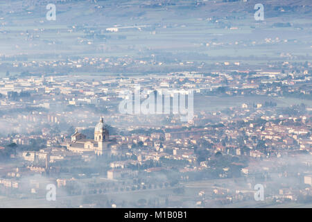 Bella vista aerea di Santa Maria degli Angeli città (Assisi, Umbria), parzialmente coperti dalla nebbia e nebbia Foto Stock