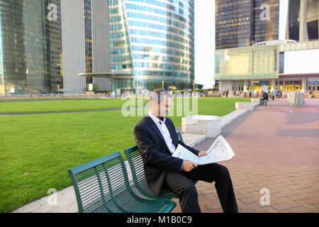 Allietano manager maschio quotidiano di lettura al di fuori di . Foto Stock