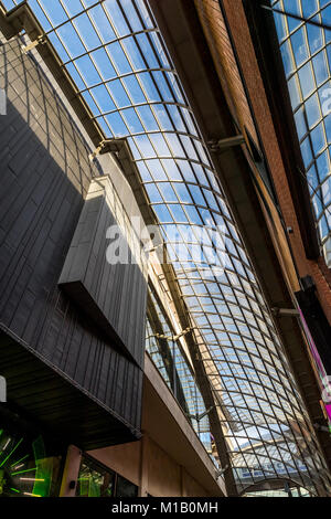 Quartiere dello shopping di Cabot Circus. Un tetto in vetro costruito sopra e strada dello shopping esistente. Progetto Bristol Foto Stock