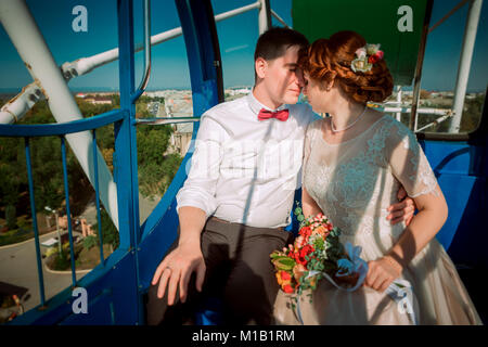 Sposa e lo sposo nella ruota panoramica Ferris. Foto Stock