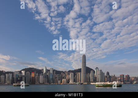 Star Ferries attraversando Victoria Harbour di fronte alla torre dell'International Finance Center nel centro di Hong Kong, Cina. Foto Stock