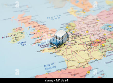 Concetto di Europa viaggio in auto. Auto è sulla mappa in Francia Foto Stock