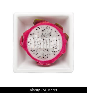 Tagliare la frutta pitaya in un recipiente quadrato isolato su sfondo bianco Foto Stock