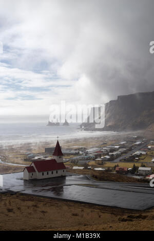 Piccolo villaggio di Vik ho Myrdal sulla costa sud dell'Islanda Foto Stock