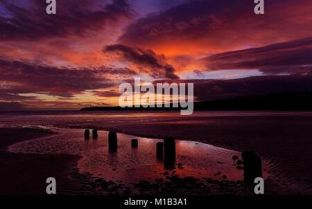 Un inverno tramonto sulla spiaggia di Tramore. Foto Stock