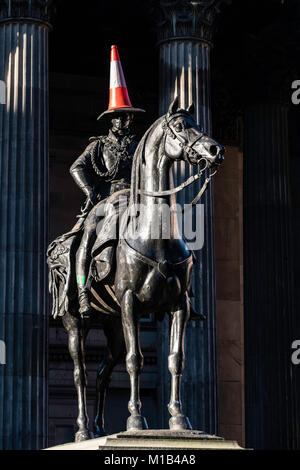 Statua di Wellington a cavallo con cono di traffico sul suo capo presso la Galleria di Arte Moderna di Exchange Square, Glasgow, Regno Unito Foto Stock