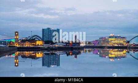 Sera vista sullo skyline di Glasgow, sul fiume Clyde verso Clydeside distilleria e BBC Scotland sede ,Scotland, Regno Unito Foto Stock