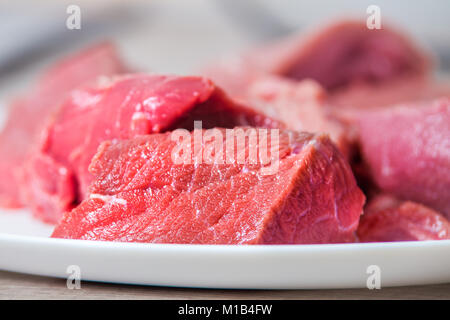 Fresca tagliata di manzo crudo carne sulla piastra di close-up Foto Stock