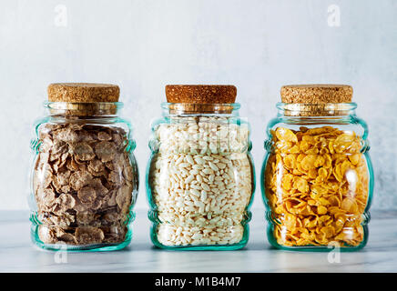 Varietà di freddo veloce colazione di cereali in vasetti di vetro , mangiare sano per i bambini e gli atleti. concetto di uno stile di vita sano. dieta senza glutine Foto Stock