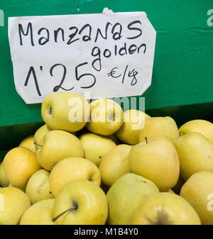 Golden Delicious (Manzana è lo spagnolo per Apple) in stallo di mercato in Spagna Foto Stock