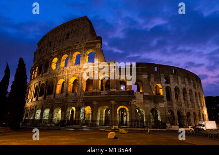 Colosseo di Roma di notte. Roma, Italia. Foto Stock