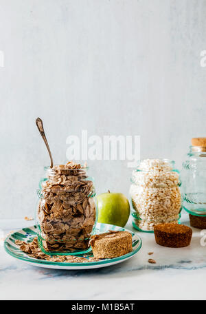 Varietà di freddo veloce colazione di cereali in vasetti di vetro , mangiare sano per i bambini e gli atleti. concetto di uno stile di vita sano. dieta senza glutine Foto Stock