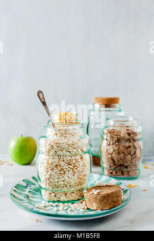 Varietà di freddo veloce colazione di cereali in vasetti di vetro , mangiare sano per i bambini e gli atleti. concetto di uno stile di vita sano. dieta senza glutine Foto Stock