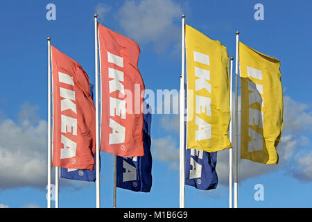 RAISIO, Finlandia - 21 settembre: IKEA bandiere contro sky a IKEA Raisio Store su Settembre 21, 2013 in Raisio, Finlandia. A partire da gennaio 2008, l'azienda Foto Stock