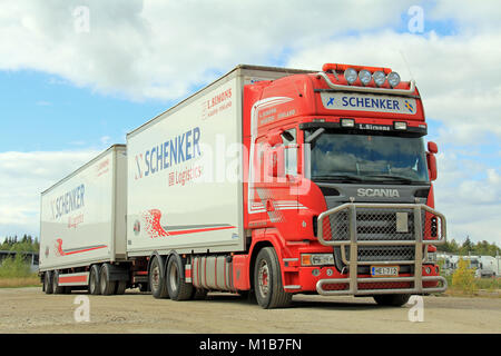 LIETO, Finlandia - 15 settembre: autocarro Scania con DB Schenker semi rimorchio su Settembre 15, 2013 in Lieto, Finlandia. DB Schenker trasporti terrestri è l Foto Stock