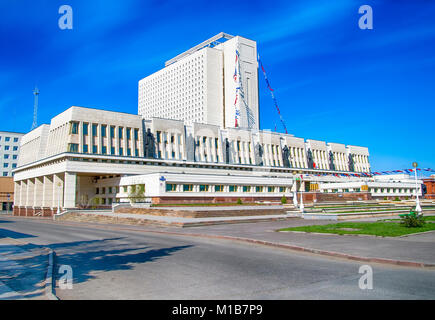 Editoriale.La Russia, Siberia, Omsk, 30 aprile. 2007. La costruzione di Omsk stato regionale biblioteca scientifica chiamato dopo Pushkin sulla strada percorso rosso Foto Stock