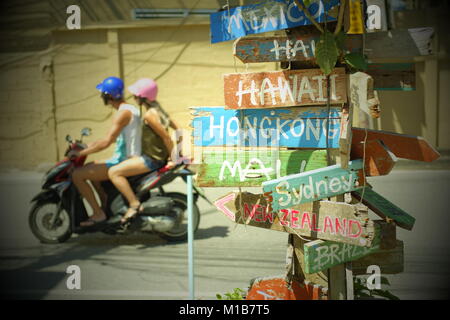 I turisti di marcia del motociclo un passato destinazioni del mondo post a Phuket, Tailandia. 22-Gen-2018 Foto Stock