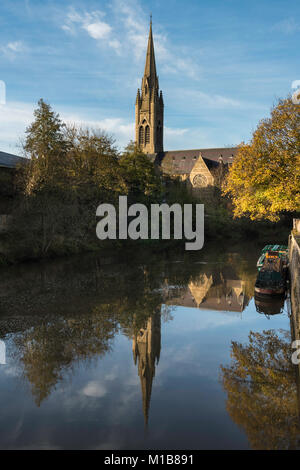 San Giovanni Evangelista della Chiesa Cattolica con riflessi nel fiume Avon, bagno, Somerset, Regno Unito Foto Stock