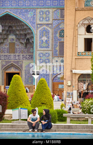 Isfahan, Iran - 24 Aprile 2017: una giovane coppia iraniano in una data vicina moschea, hanno sorriso a ogni altro, Imam Square. Foto Stock