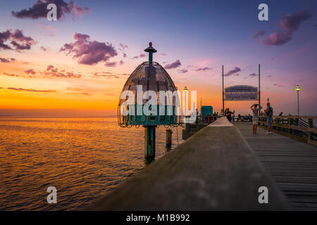 Il molo con campana subacquea a Zinnowitz in estate poco dopo il tramonto Foto Stock