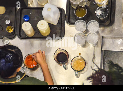 La gente al lavoro dietro la scena in un coffee shop cucina Foto Stock