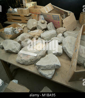 Un assortimento di Quern o mill pietre usate per la macinazione di grano, dal romano-british ser Foto Stock